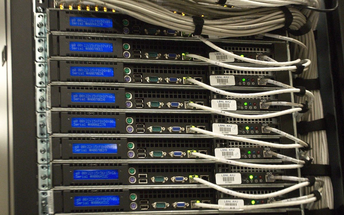 Front panels and cabling of servers in a data centre rack