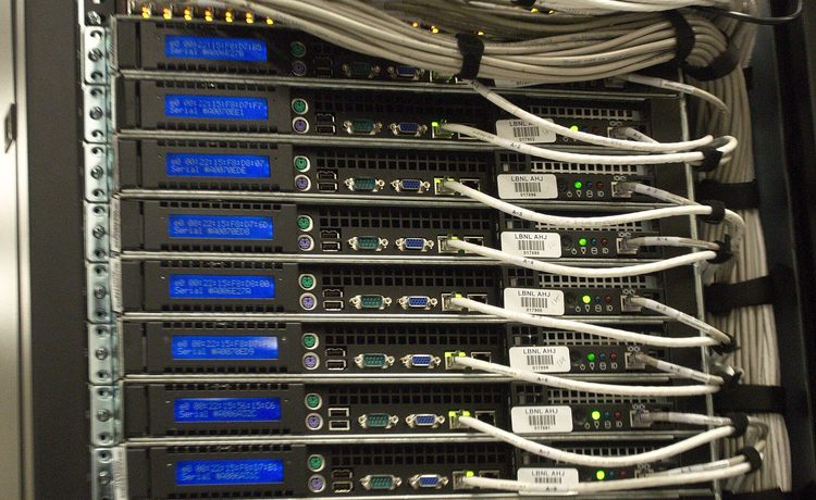 Front panels and cabling of servers in a data centre rack