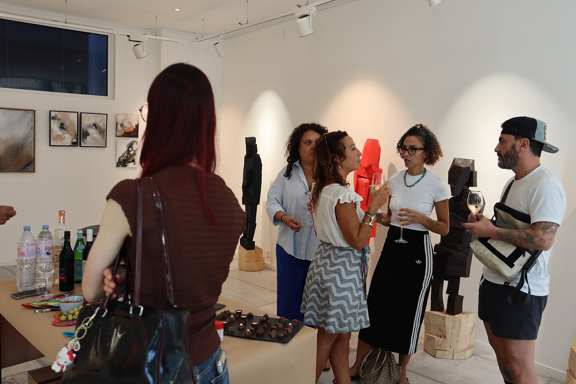 Visitors viewing the exhibition Frauenzone vevey 2026 at Fresa y Chocolate Gallery, Vevey 01